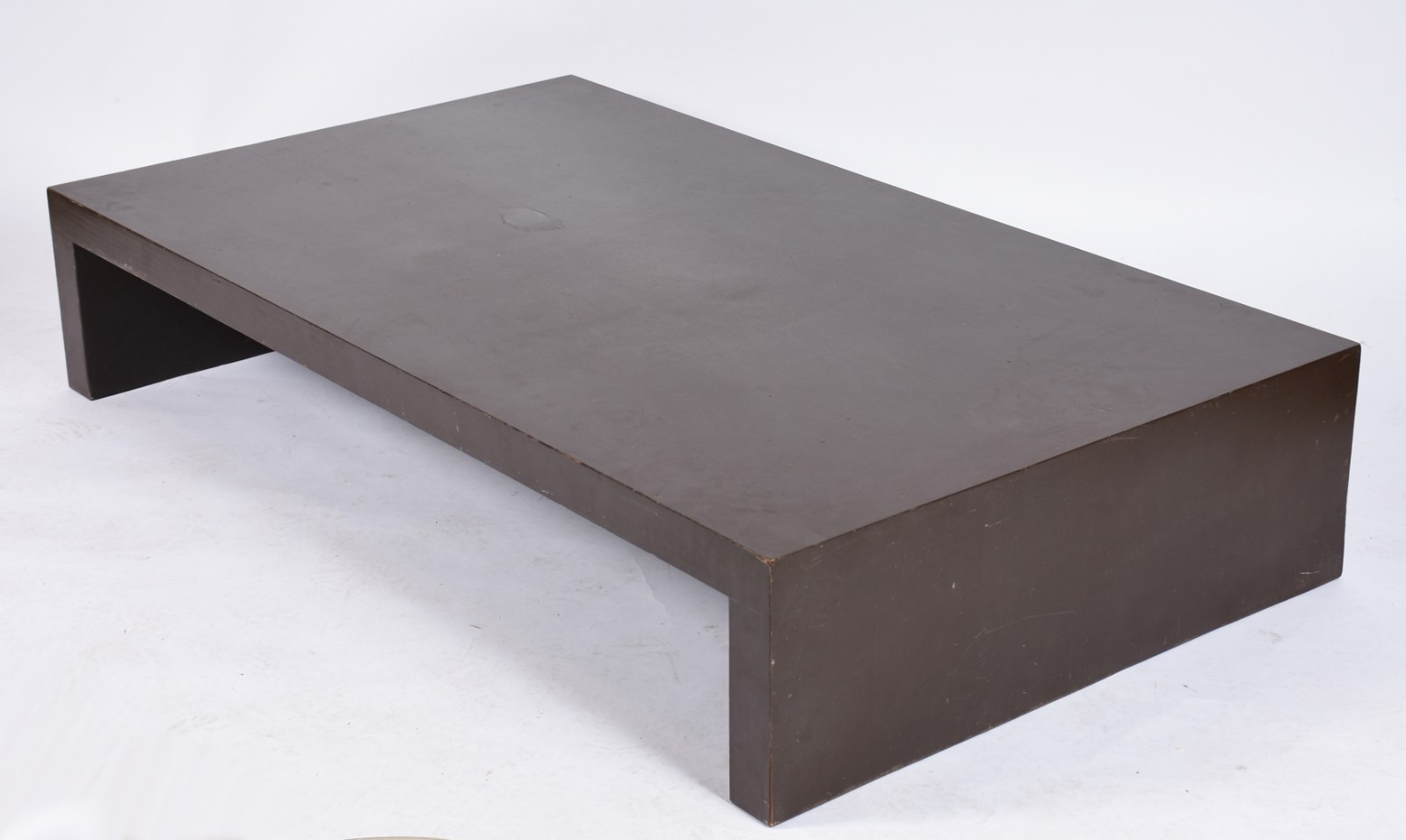 Mesa de centro, design moderno, pés soltando o folheado. (no estado). - foto 1 de 7