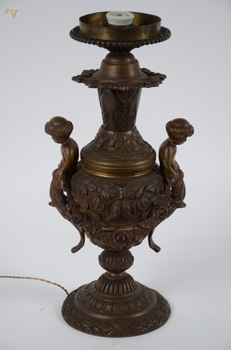 Base p/ Abajour em bronze trabalhado c/ figuras estilizadas. Alt. 48... - foto 1 de 2