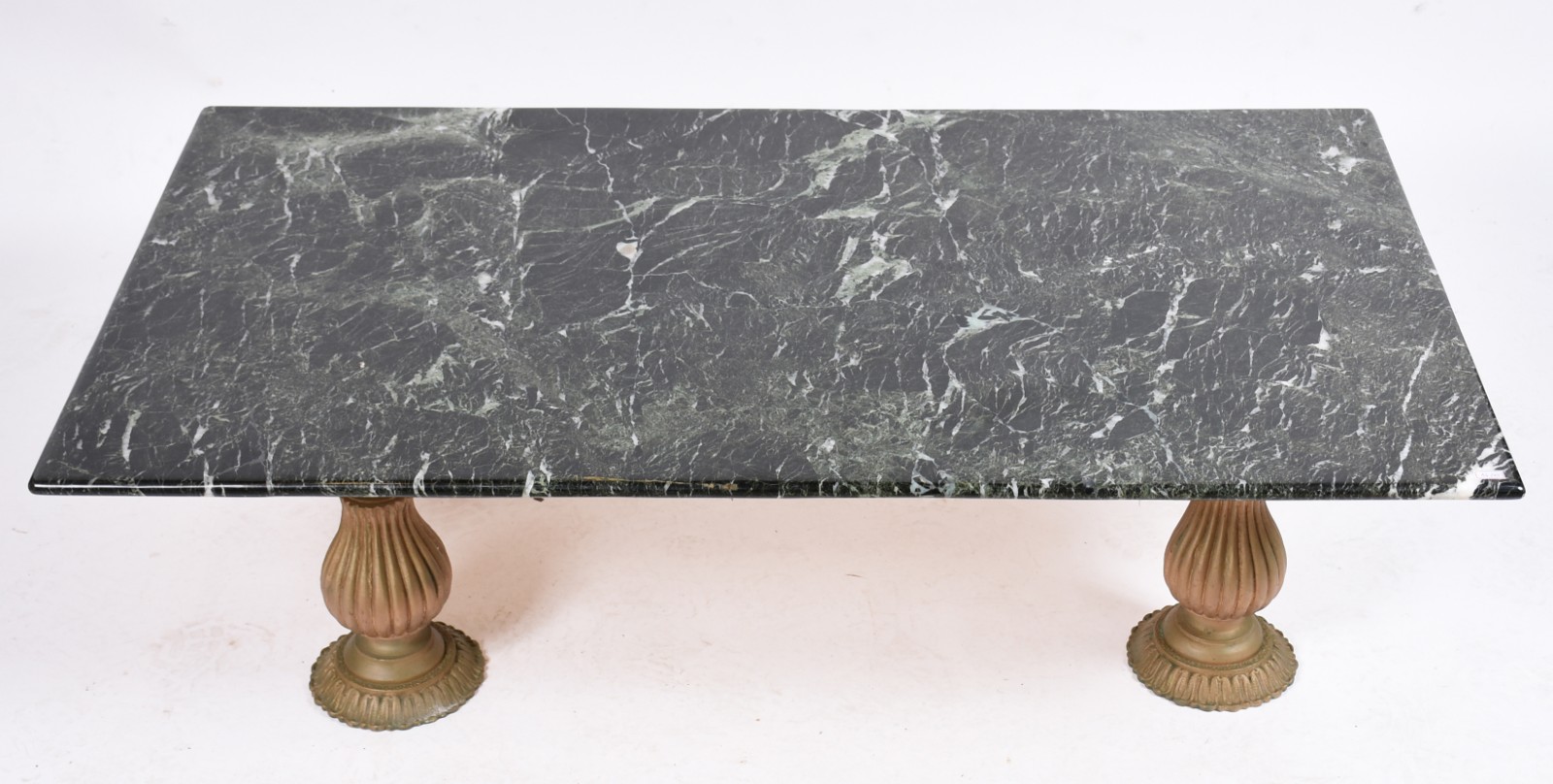 Mesa de centro com tampo de mármore rajado e apoio em quatro... - foto 2 de 5