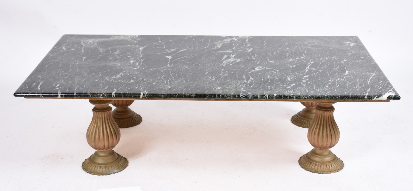 Mesa de centro com tampo de mármore rajado e apoio em quatro... - foto 3 de 5