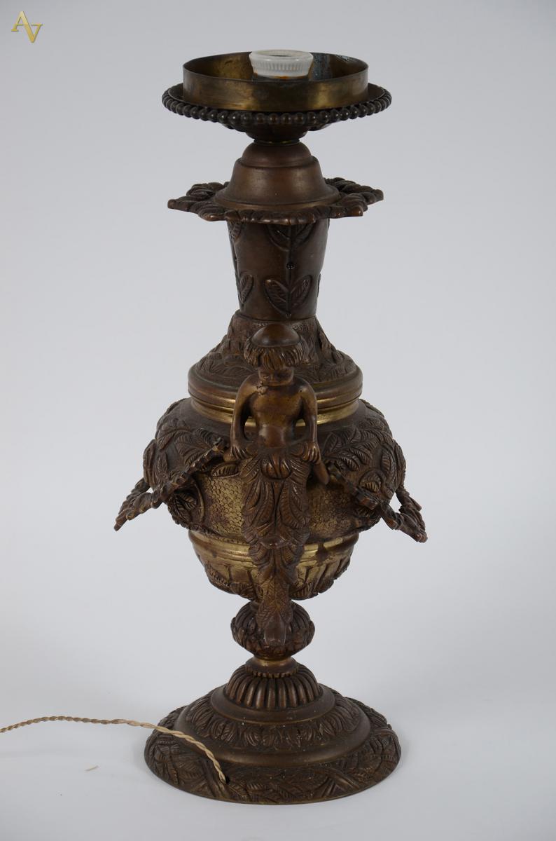 Base p/ Abajour em bronze trabalhado c/ figuras estilizadas. Alt. 48... - foto 2 de 2