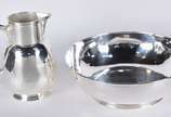 Elegante conjunto de gomil e bacia de metal esp... - Elegante conjunto de gomil e bacia de metal espessurado a prata, detalhes em frisos na borda. Marca da Christofle no gomil. Resquícios de monogr...