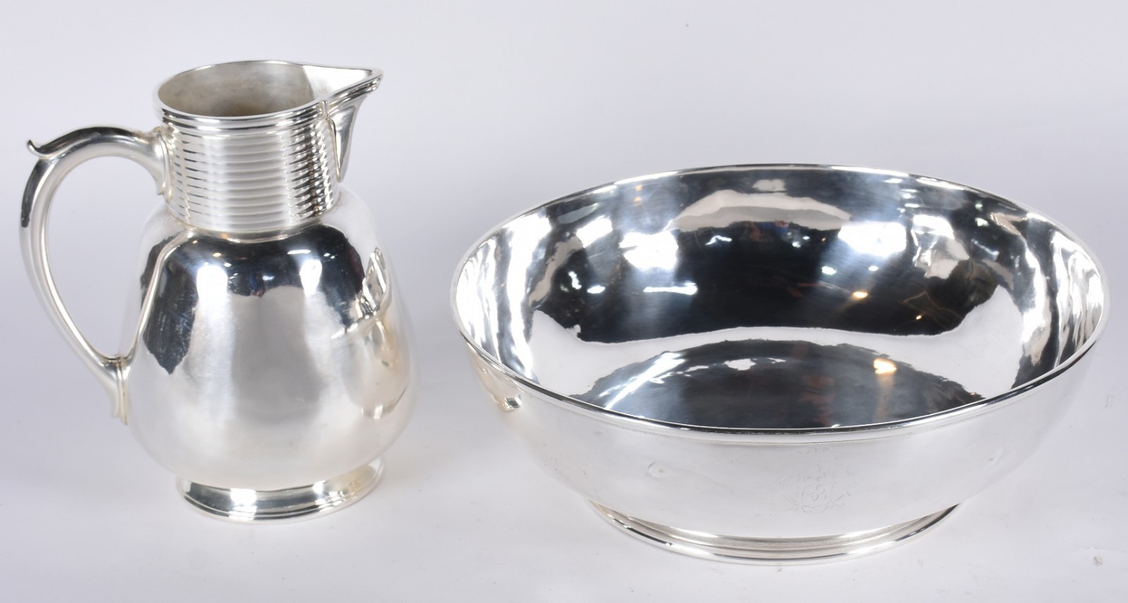 Elegante conjunto de gomil e bacia de metal espessurado a prata... - foto 1 de 7