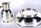 Elegante conjunto de gomil e bacia de metal esp... - Elegante conjunto de gomil e bacia de metal espessurado a prata, detalhes em frisos na borda. Marca da Christofle no gomil. Resquícios de monogr...