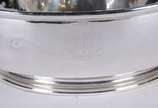 Elegante conjunto de gomil e bacia de metal esp... - Elegante conjunto de gomil e bacia de metal espessurado a prata, detalhes em frisos na borda. Marca da Christofle no gomil. Resquícios de monogr...