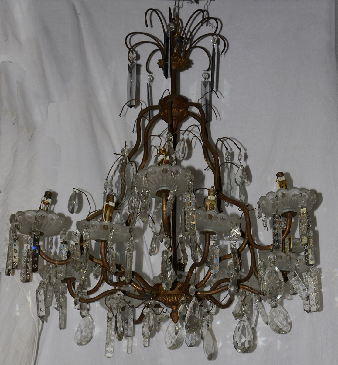 Lustre em metal dourado e cristal p/ 12 luzes (fiação no estado)...