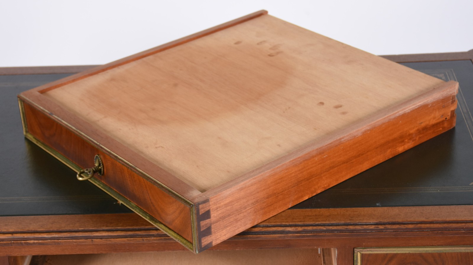 Mesa de escritório de madeira nobre com 3 gavetas, pernas cilíndricas... - foto 3 de 3