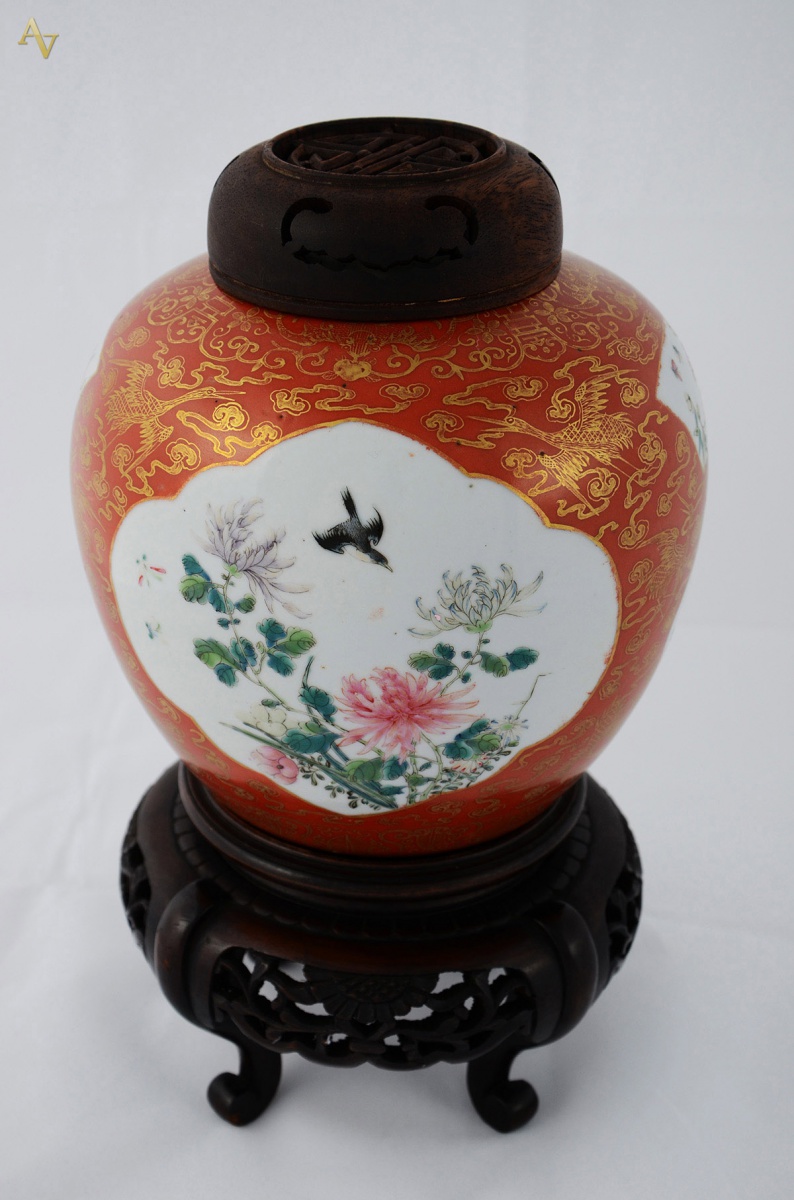 Antigo potiche de porcelana rouge de fer c/ tampa e base em madeira...