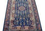 Tapete Kashan decorado com figuras de animais. - Tapete Kashan decorado com figuras de animais.