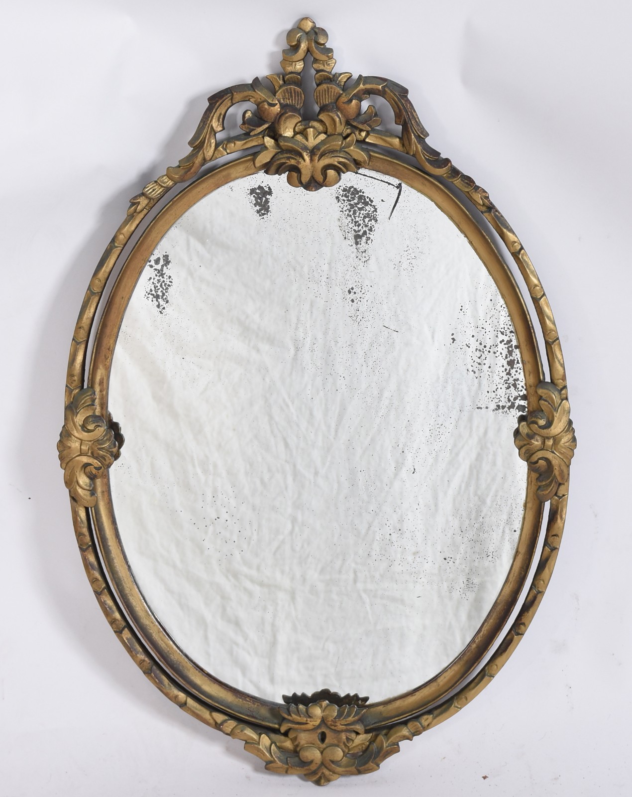 Espelho oval com moldura de madeira patinada em dourado com entalhes... - foto 1 de 3
