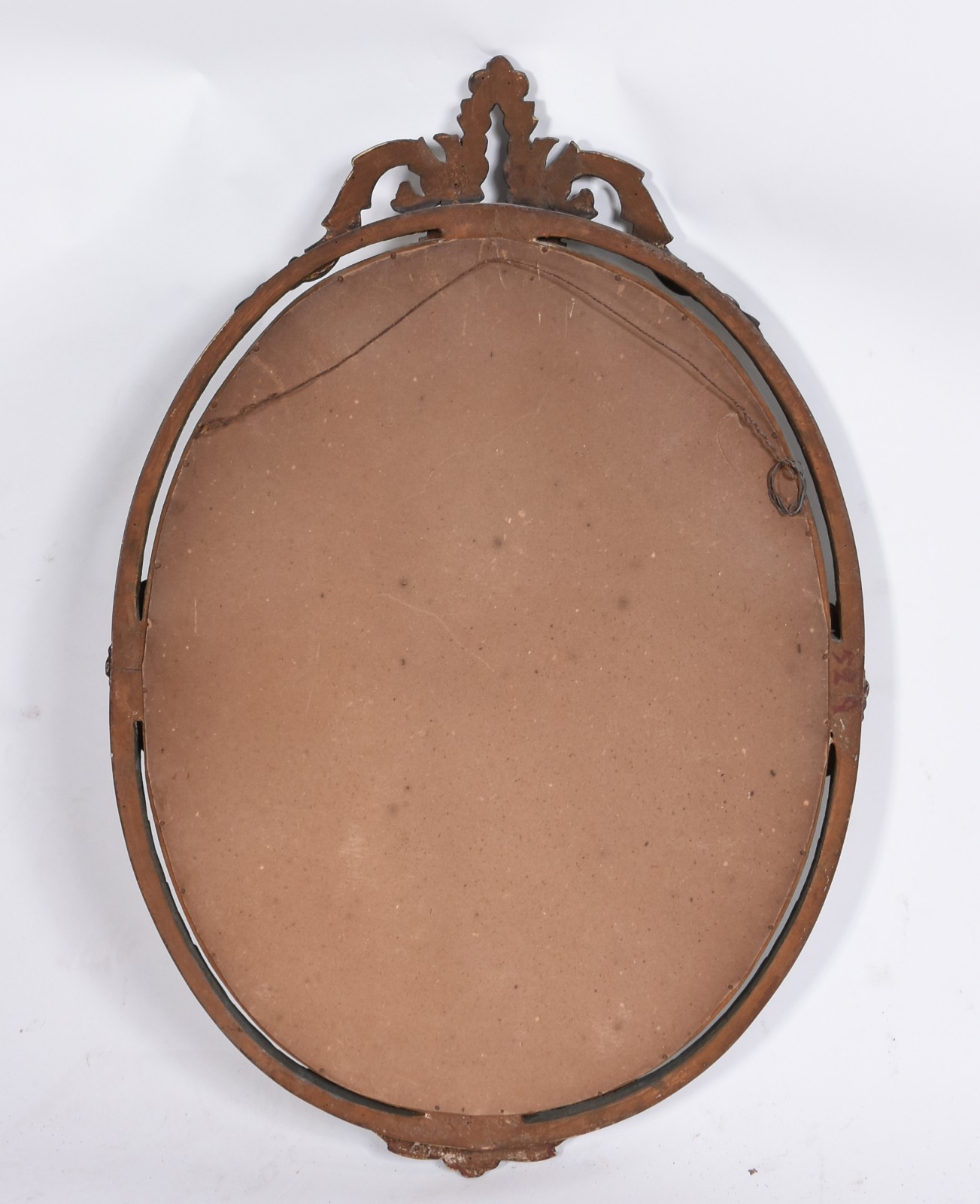 Espelho oval com moldura de madeira patinada em dourado com entalhes... - foto 3 de 3