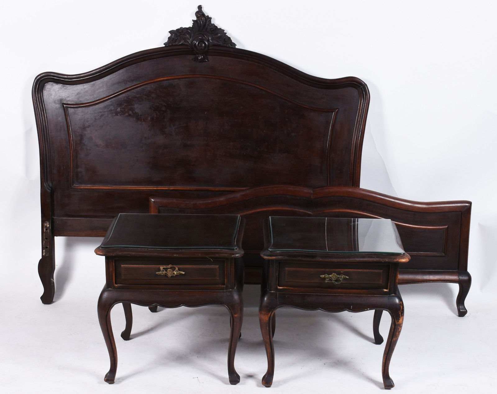 Conjunto para quarto de casal, composto de cama e par de mesinhas de... - foto 1 de 5
