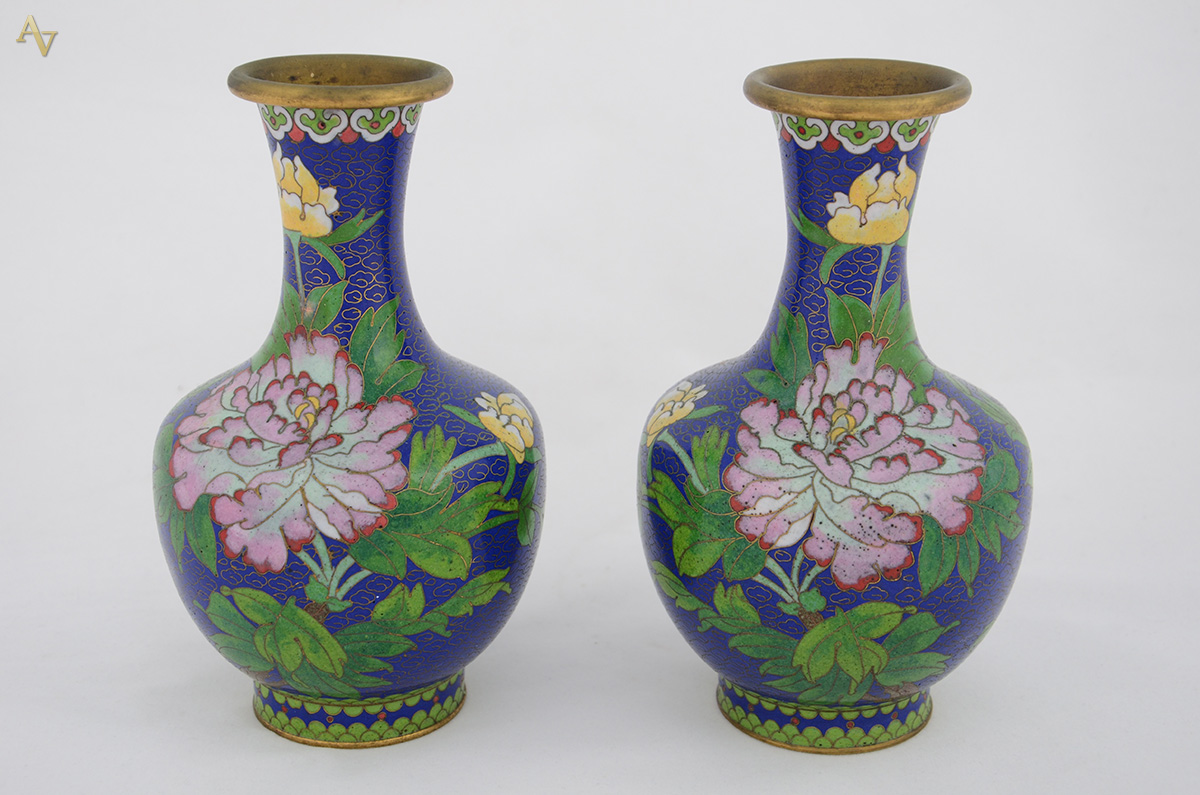 Par de vasos de cloisonne. Altura 19 cm.
