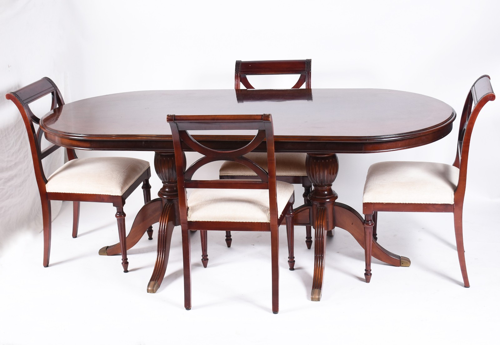Mesa de jantar estilo inglês de madeira nobre, feitio oval, tampo... - foto 1 de 5