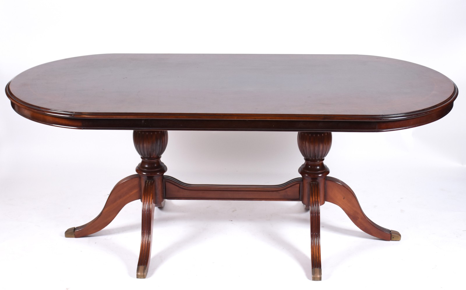 Mesa de jantar estilo inglês de madeira nobre, feitio oval, tampo... - foto 2 de 5
