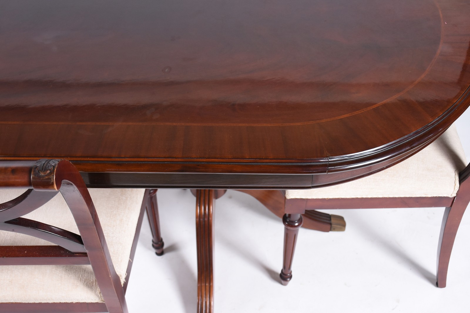 Mesa de jantar estilo inglês de madeira nobre, feitio oval, tampo... - foto 3 de 5