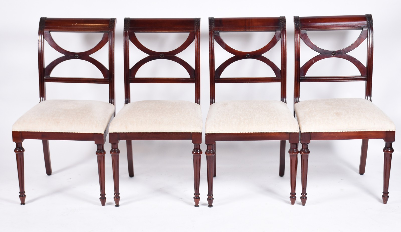 Mesa de jantar estilo inglês de madeira nobre, feitio oval, tampo... - foto 4 de 5