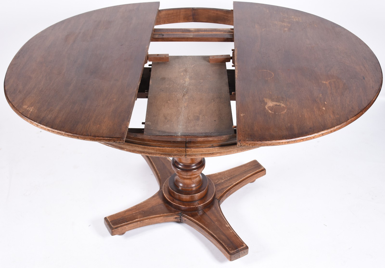 Mesa de jantar de madeira nobre, uma tábua extensora, apoio em coluna... - foto 3 de 5