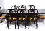 Mesa de jantar de madeira nobre, duas tábuas ex... - Mesa de jantar de madeira nobre, duas tábuas extensoras de 42 cm. cada, saia recortada com florão entalhado nas laterais, pernas ligeiramente ar...