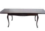 Mesa de jantar de madeira nobre, duas tábuas ex... - Mesa de jantar de madeira nobre, duas tábuas extensoras de 42 cm. cada, saia recortada com florão entalhado nas laterais, pernas ligeiramente ar...