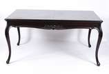 Mesa de jantar de madeira nobre, duas tábuas ex... - Mesa de jantar de madeira nobre, duas tábuas extensoras de 42 cm. cada, saia recortada com florão entalhado nas laterais, pernas ligeiramente ar...