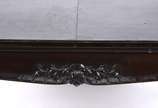 Mesa de jantar de madeira nobre, duas tábuas ex... - Mesa de jantar de madeira nobre, duas tábuas extensoras de 42 cm. cada, saia recortada com florão entalhado nas laterais, pernas ligeiramente ar...