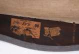 Mesa de jantar de madeira nobre, duas tábuas ex... - Mesa de jantar de madeira nobre, duas tábuas extensoras de 42 cm. cada, saia recortada com florão entalhado nas laterais, pernas ligeiramente ar...