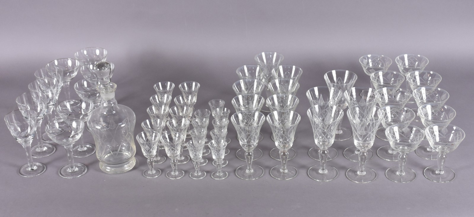 Serviço em demi cristal composto de: 10 taças para champagne, 5 para... - foto 1 de 8