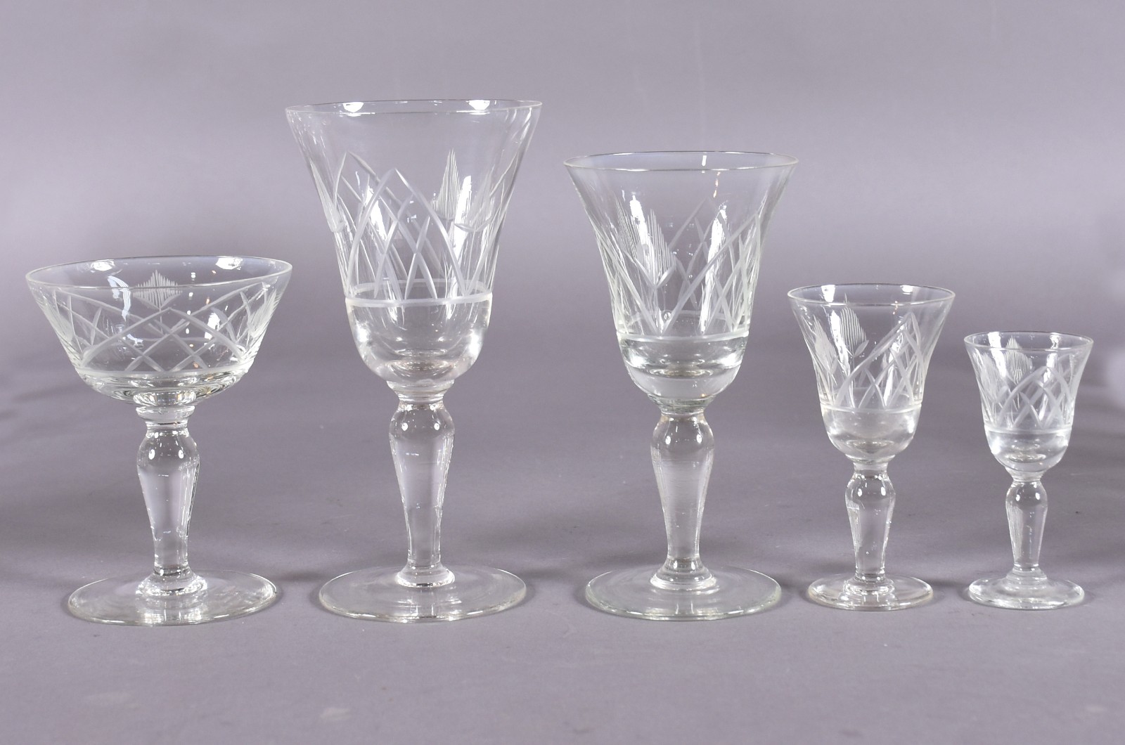 Serviço em demi cristal composto de: 10 taças para champagne, 5 para... - foto 2 de 8