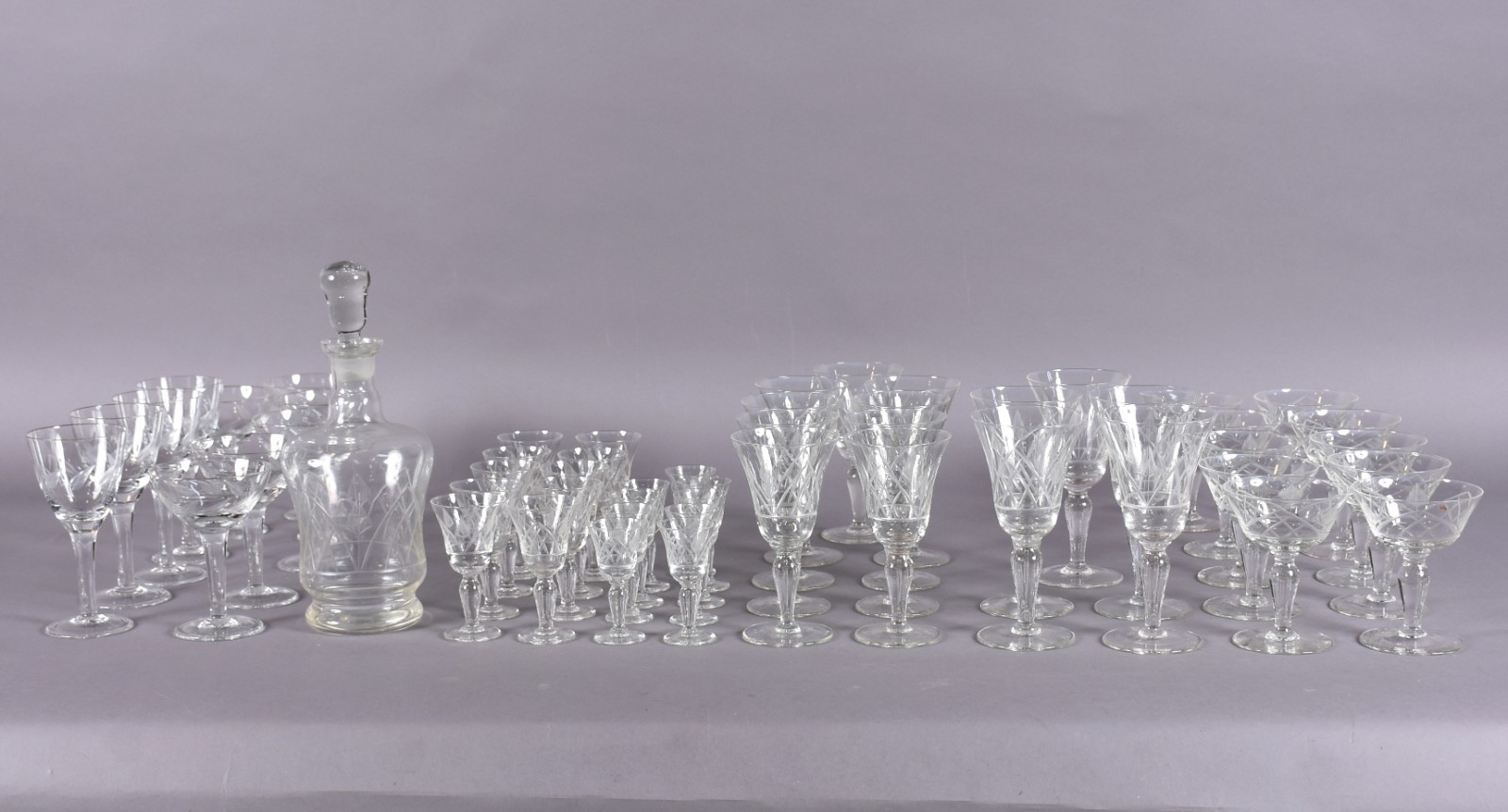 Serviço em demi cristal composto de: 10 taças para champagne, 5 para... - foto 6 de 8
