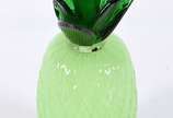 Abacaxi de vidro decorativo na cor verde. - Abacaxi de vidro decorativo na cor verde.