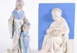 Duas peças de porcelana, sendo: grupo escultóri... - Duas peças de porcelana, sendo: grupo escultórico espanhol "Capo di Angelo" representando gueixa com criança e placa sacra com figura de Santa e...