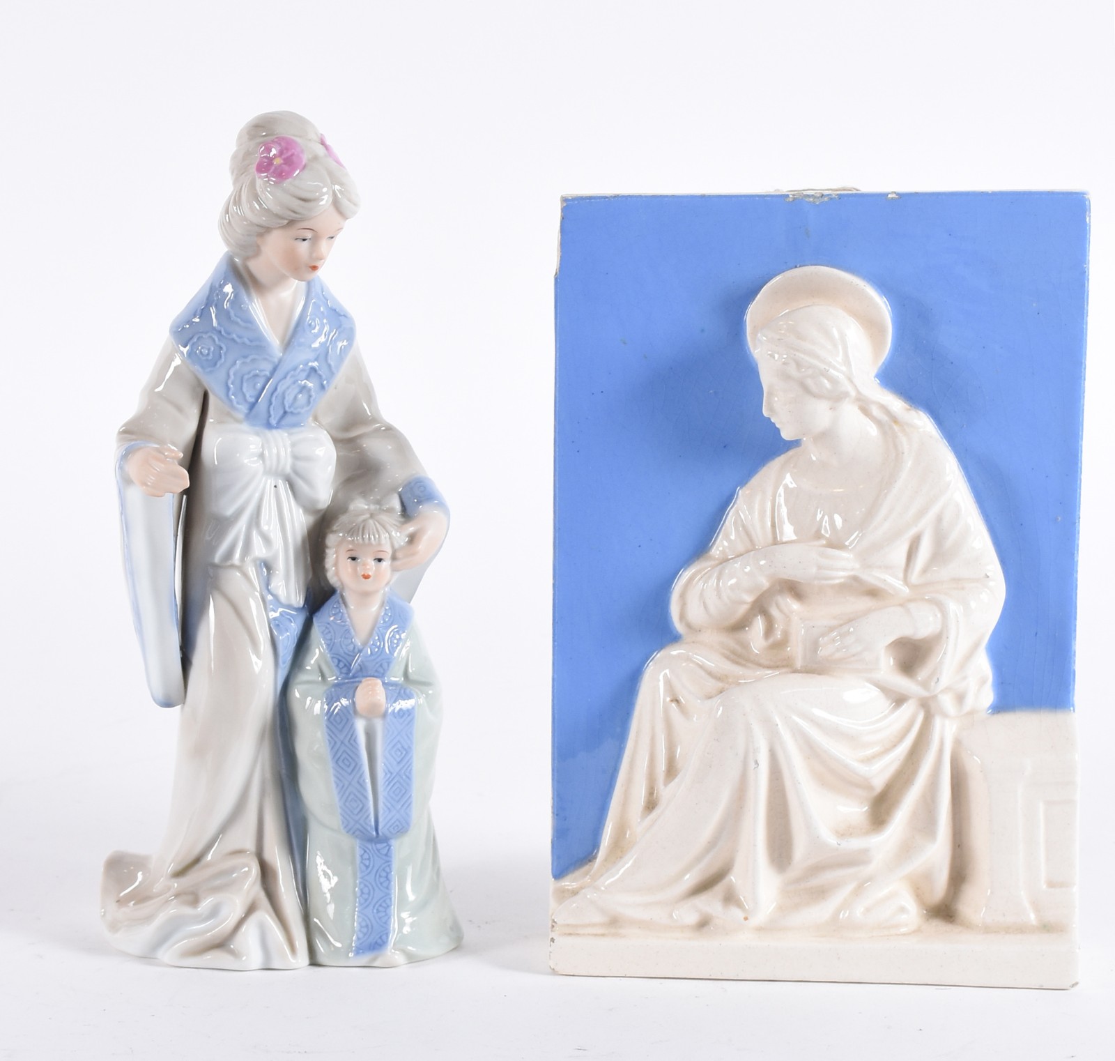 Duas peças de porcelana, sendo: grupo escultórico espanhol "Capo di... - foto 1 de 8