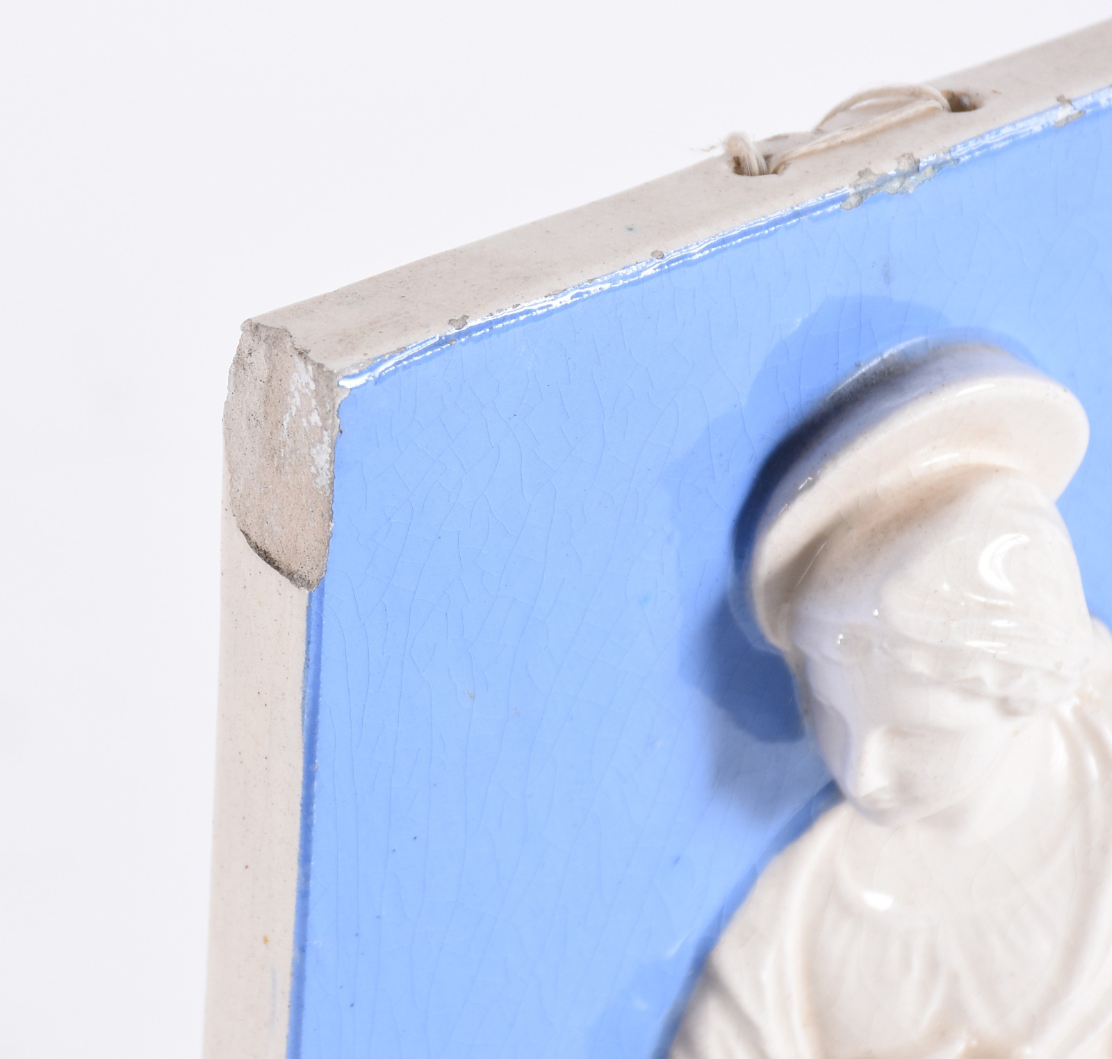 Duas peças de porcelana, sendo: grupo escultórico espanhol "Capo di... - foto 4 de 8