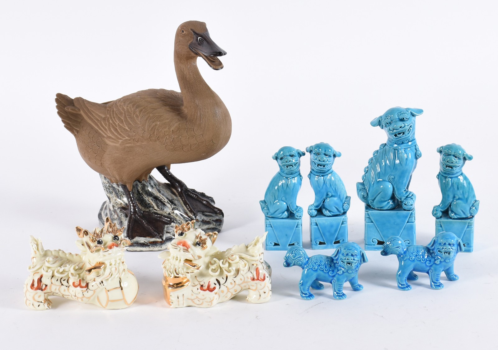 Diversas peças, sendo: seis cães de Fó de porcelana azul turquesa em... - foto 1 de 6