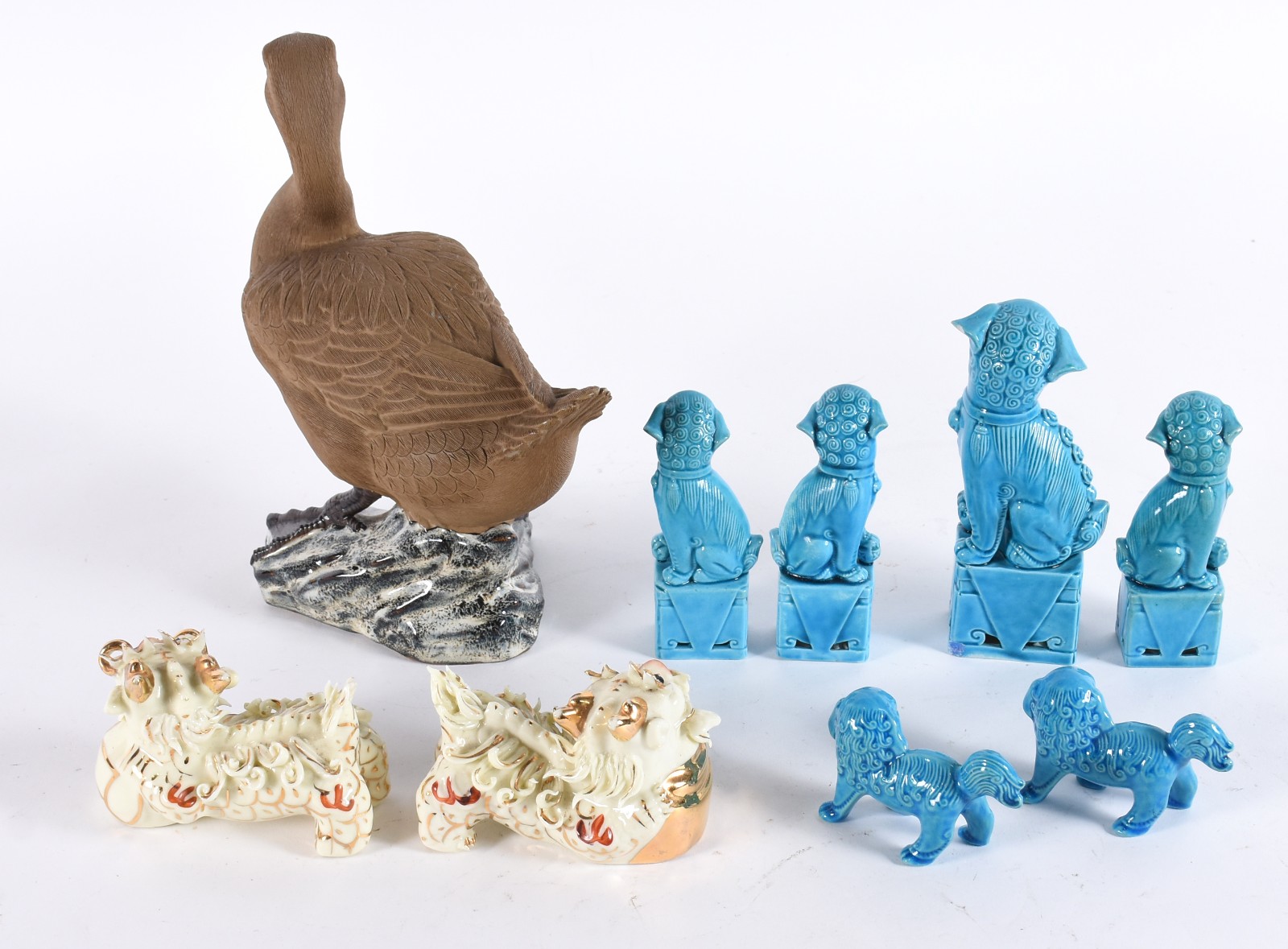 Diversas peças, sendo: seis cães de Fó de porcelana azul turquesa em... - foto 2 de 6