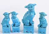 Diversas peças, sendo: seis cães de Fó de porce... - Diversas peças, sendo: seis cães de Fó de porcelana azul turquesa em diversos tamanhos; um par de cães de Fó em policromia; e, pato de cerâmica....