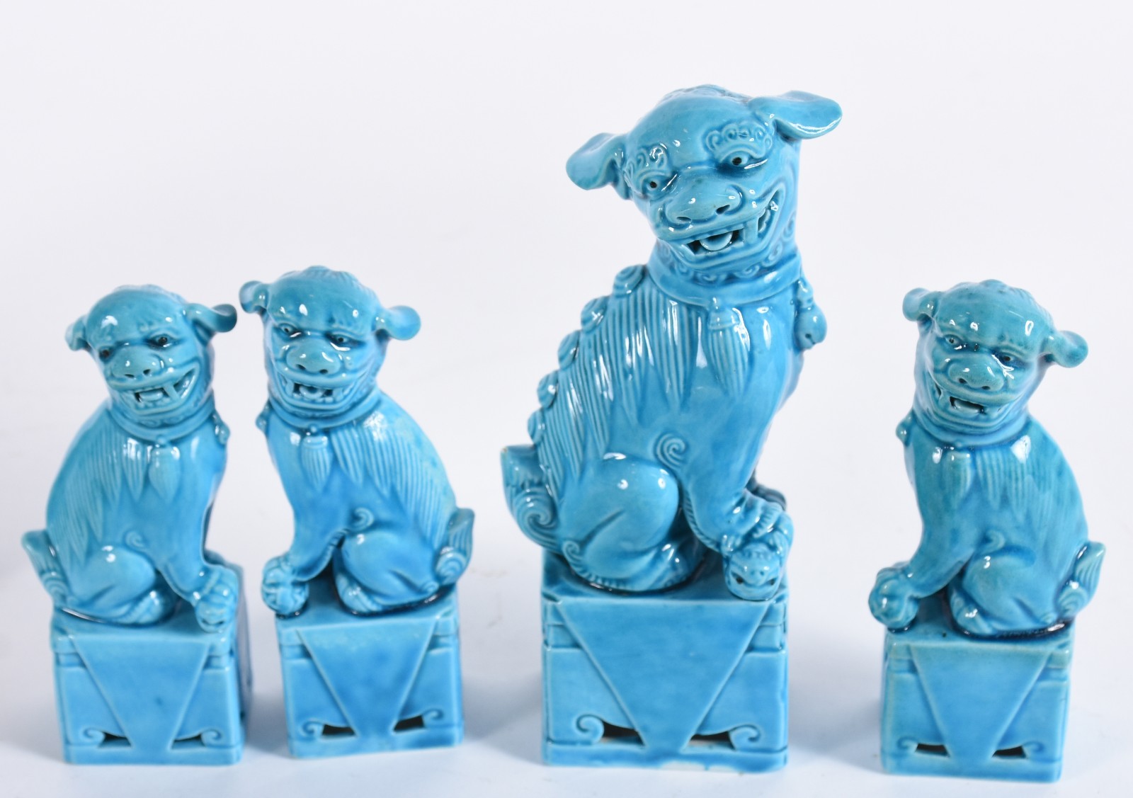 Diversas peças, sendo: seis cães de Fó de porcelana azul turquesa em... - foto 4 de 6