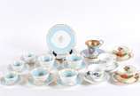Diversas peças de porcelana, sendo: 4 xícaras d... - Diversas peças de porcelana, sendo: 4 xícaras de chá com pires, 3 de café com pires e pratinhos de faiança inglesa Tuscan; e, 5 xícaras com pire...