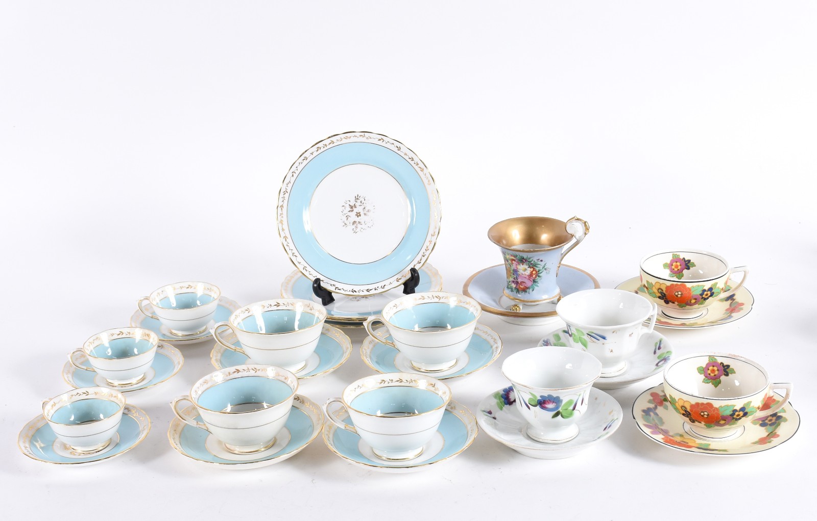 Diversas peças de porcelana, sendo: 4 xícaras de chá com pires, 3 de... - foto 1 de 7