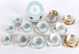 Diversas peças de porcelana, sendo: 4 xícaras d... - Diversas peças de porcelana, sendo: 4 xícaras de chá com pires, 3 de café com pires e pratinhos de faiança inglesa Tuscan; e, 5 xícaras com pire...