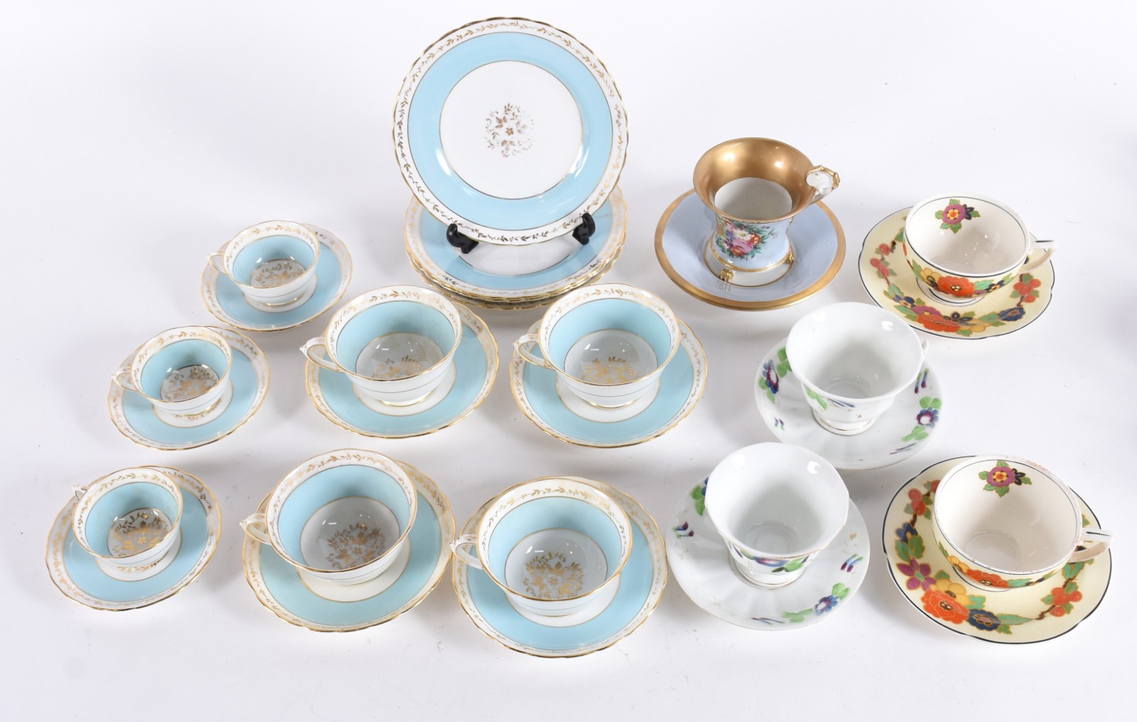 Diversas peças de porcelana, sendo: 4 xícaras de chá com pires, 3 de... - foto 2 de 7