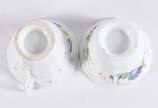 Diversas peças de porcelana, sendo: 4 xícaras d... - Diversas peças de porcelana, sendo: 4 xícaras de chá com pires, 3 de café com pires e pratinhos de faiança inglesa Tuscan; e, 5 xícaras com pire...