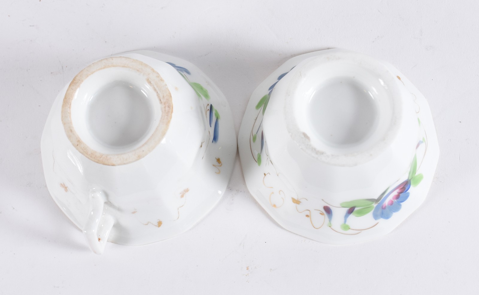 Diversas peças de porcelana, sendo: 4 xícaras de chá com pires, 3 de... - foto 3 de 7