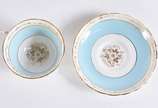 Diversas peças de porcelana, sendo: 4 xícaras d... - Diversas peças de porcelana, sendo: 4 xícaras de chá com pires, 3 de café com pires e pratinhos de faiança inglesa Tuscan; e, 5 xícaras com pire...