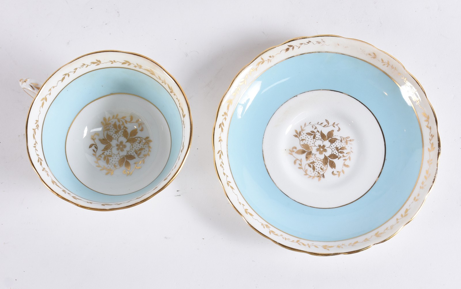 Diversas peças de porcelana, sendo: 4 xícaras de chá com pires, 3 de... - foto 4 de 7