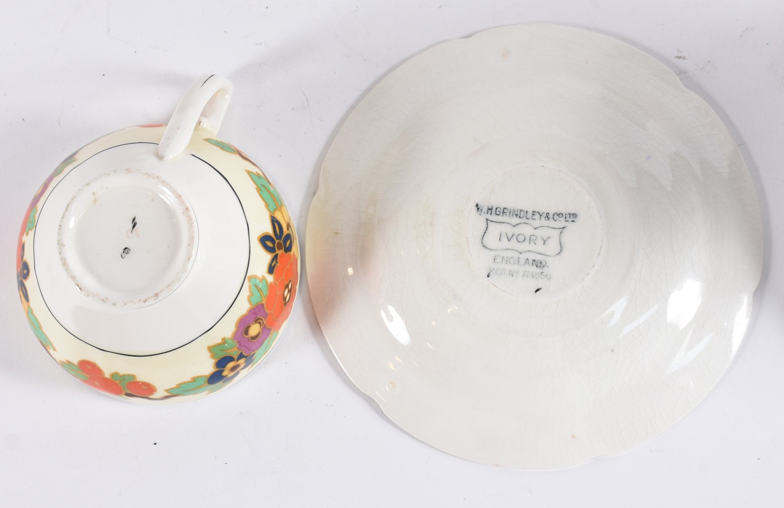 Diversas peças de porcelana, sendo: 4 xícaras de chá com pires, 3 de... - foto 6 de 7