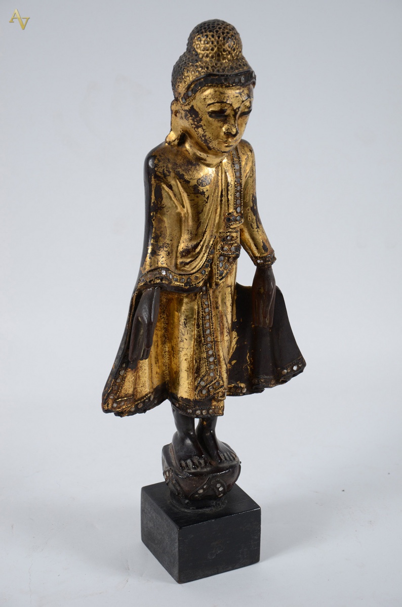 Escultura Birmanesa em madeira e laca a ouro e ornada c/ pequenos...