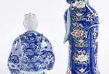 Duas esculturas de porcelana japonesa policroma... - Duas esculturas de porcelana japonesa policromada representando gueixa e sábio.