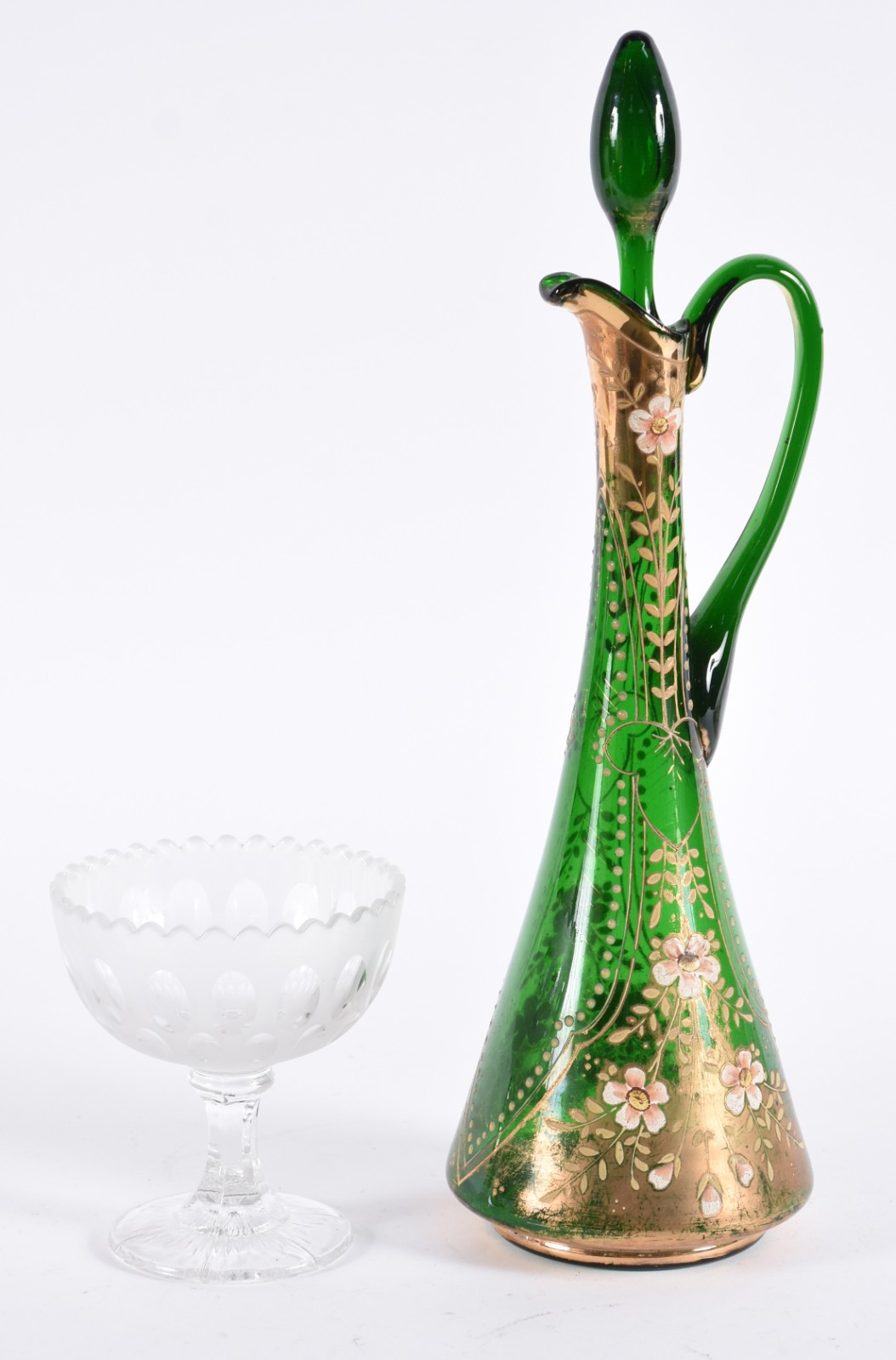 Duas peças, sendo: garrafa de cristal verde decorada em dourado e... - foto 1 de 6